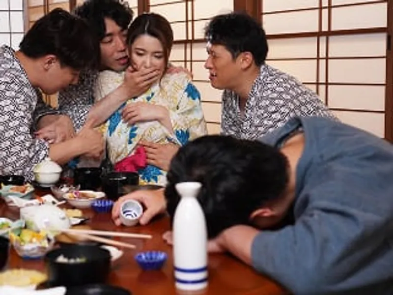 đưa cô vợ đi suối nước nóng, chồng yêu không biết vợ yêu bị người khác phang sấp mặt