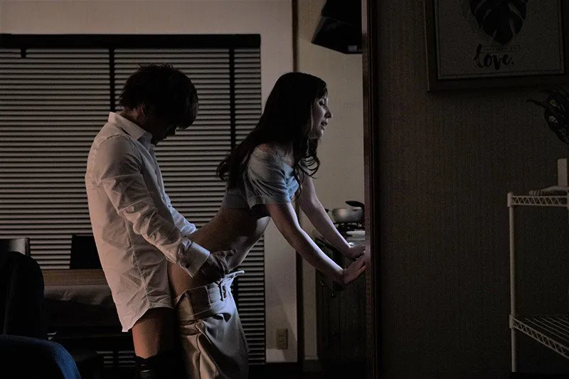 Tiền bối đi bàn việc làm ăn, cậu nhân viên đến nhà quan hệ người vợ ông ấy