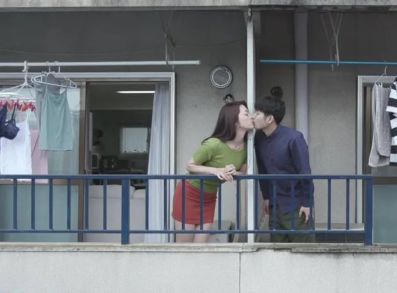 Tiếng rên của chị cạnh nhà kề bên và cậu thanh niên được lái máy bay