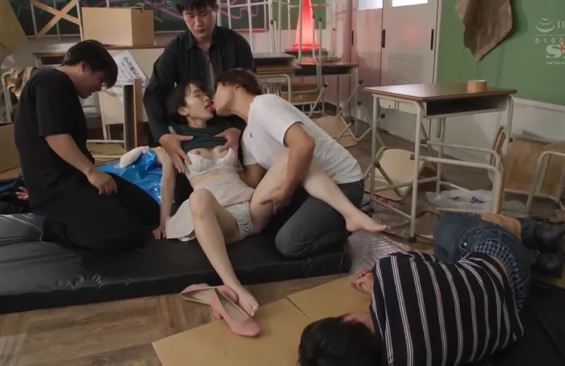 Giúp đỡ cậu người yêu bị bắt nạt, em học sinh dính vào đám côn đồ biến thái