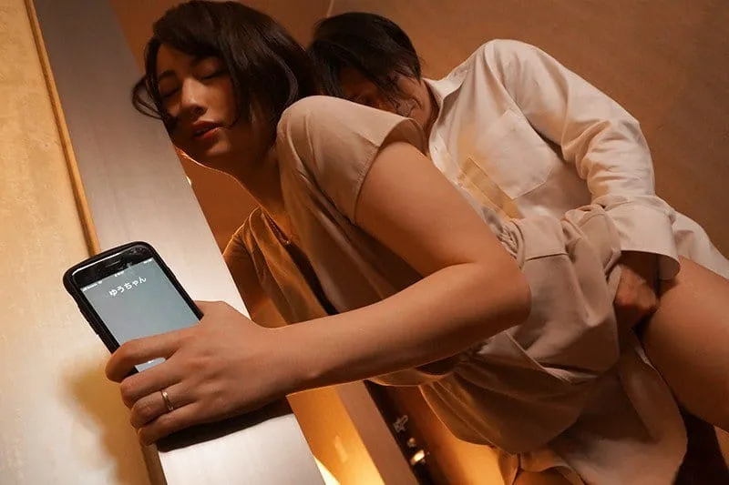 Cô vợ đi họp lớp rồi trả bài với nyc mặc cho ông xã ở nhà chờ