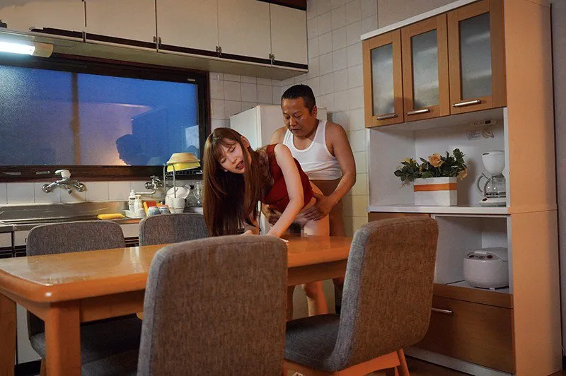 Con gái bị ông xã mới của má quan hệ mỗi ngày, cho dù đã có người yêu