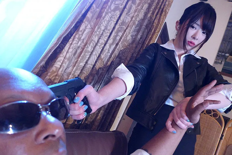 Nữ điều tra viên quốc tế bị ông trùm da đen làm tình tơi tả