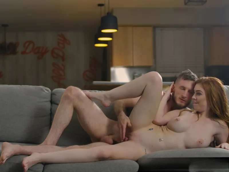 đang tăng ca mà bạn gái cứ dùng bím lôi kéo tôi doggy cùng em